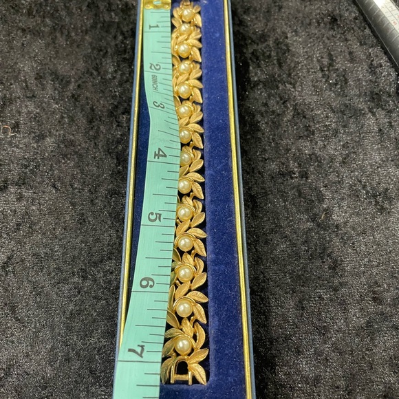 Vintage Avon Gold Leaves and Faux Pearl Jewelry Set - Picture 6 of 8